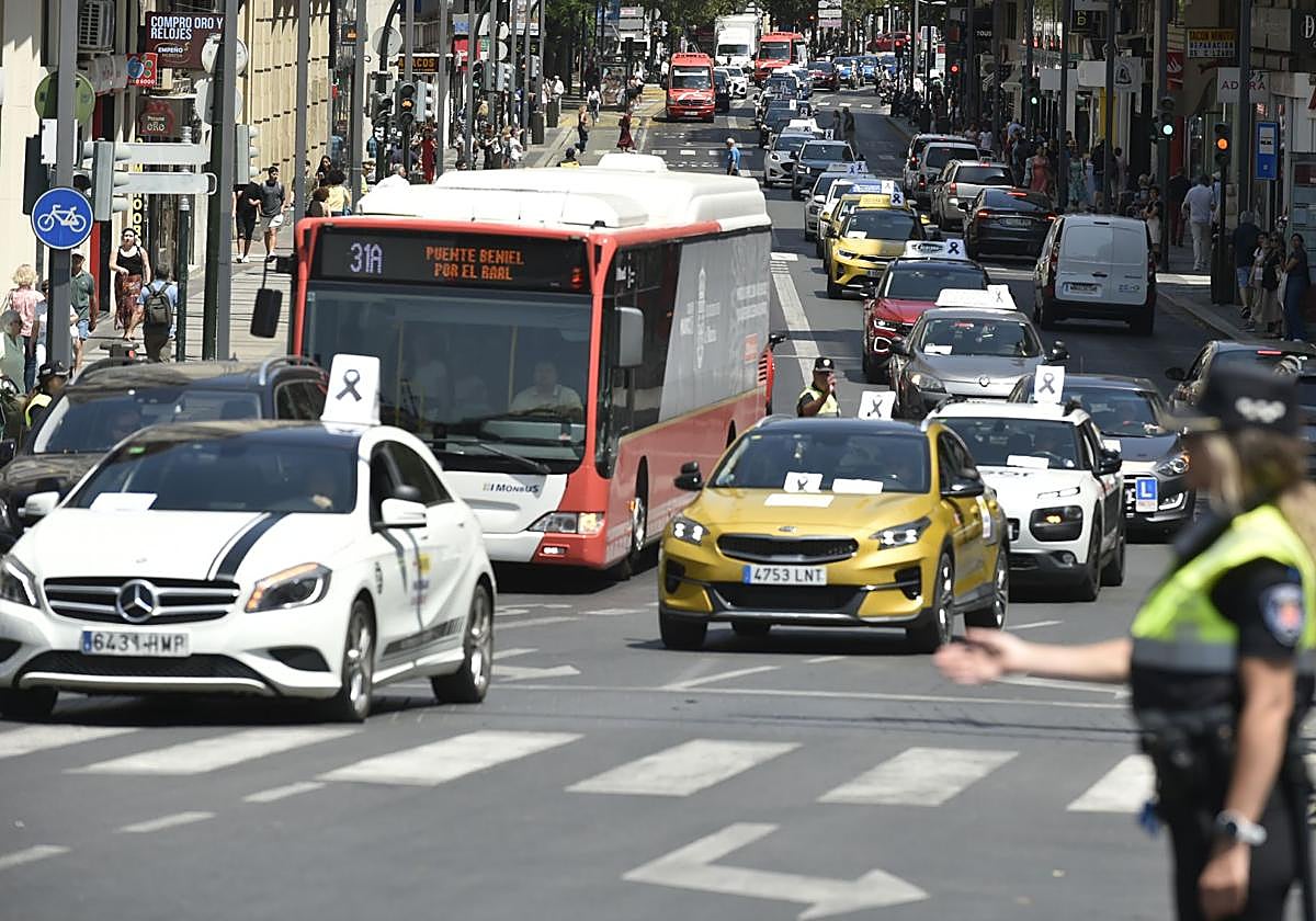 Vehículos de autoescuela, este viernes, a su paso por la Gran Vía.