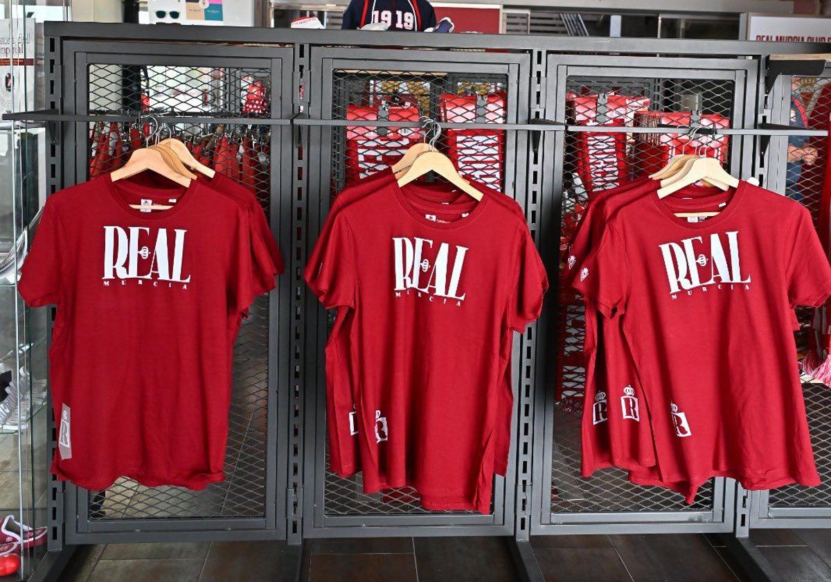 Camisetas especiales del Real Murcia, en la tienda oficial del club en el Enrique Roca.