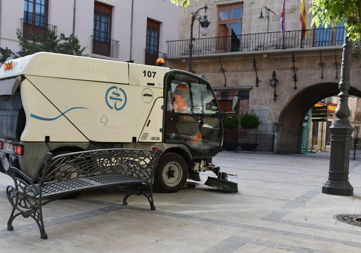 Un vehículo de limpieza, esta semana, en el casco urbano de Caravaca.