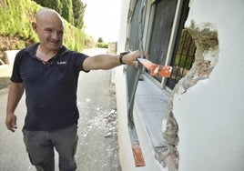 Un vecino muestra algunos de los desperfectos ocasionados durante el asalto a una vivienda perpetrado esta semana.