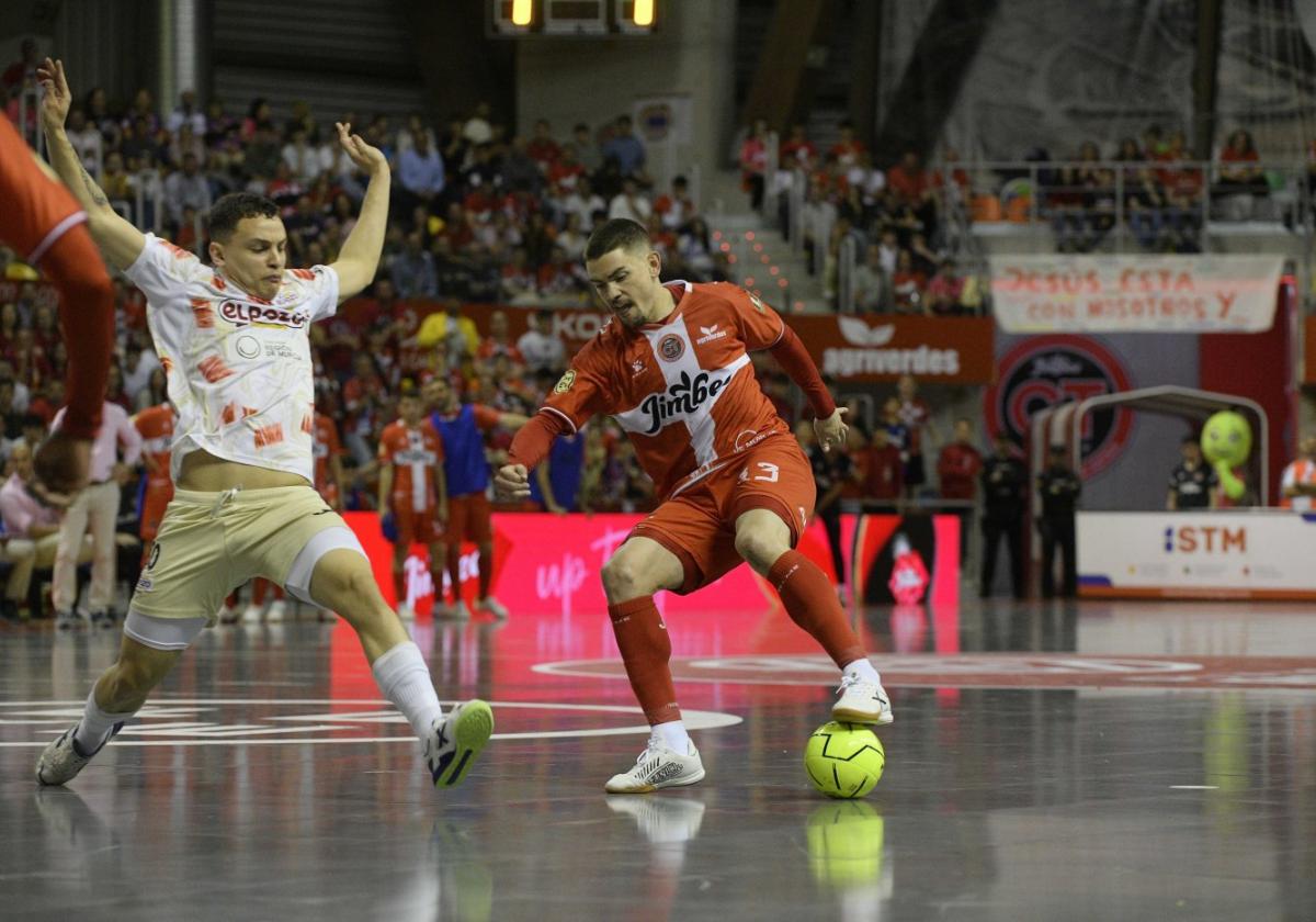 Mellado intenta quebrar a Ricardinho en el derbi disputado en abril en Cartagena.