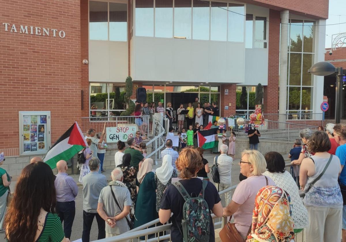 Más de un centenar de vecinos de rojales claman en defensa de palestina | la verdad