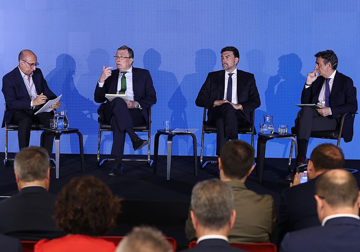 Manuel Buitrago, José Ballesta, Luis Barcala y Enrique Catalina, durante la mesa redonda de los responsables municipales.