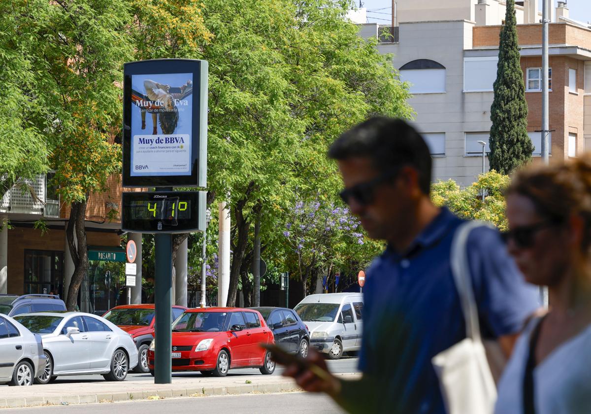 Un termómetro marca 41 grados al sol en Murcia, la semana pasada.