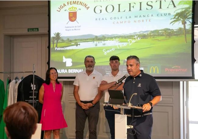 Pedro Sánchez, el director de golf del complejo dirigiéndose a las jugadoras durante la entrega de premios.