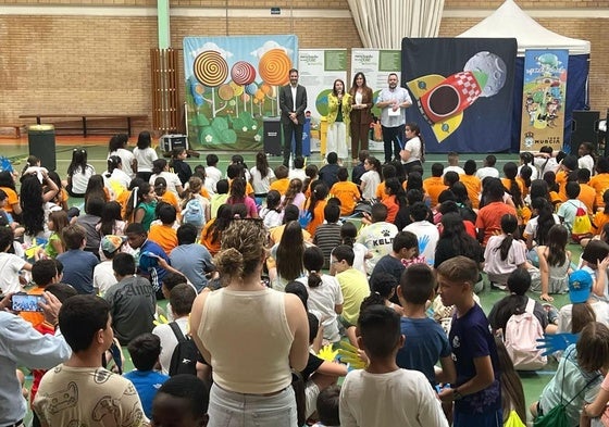 La iniciativa 'Reciclando en tu cole y en tu barrio' se desarrolla en una veintena de centros.