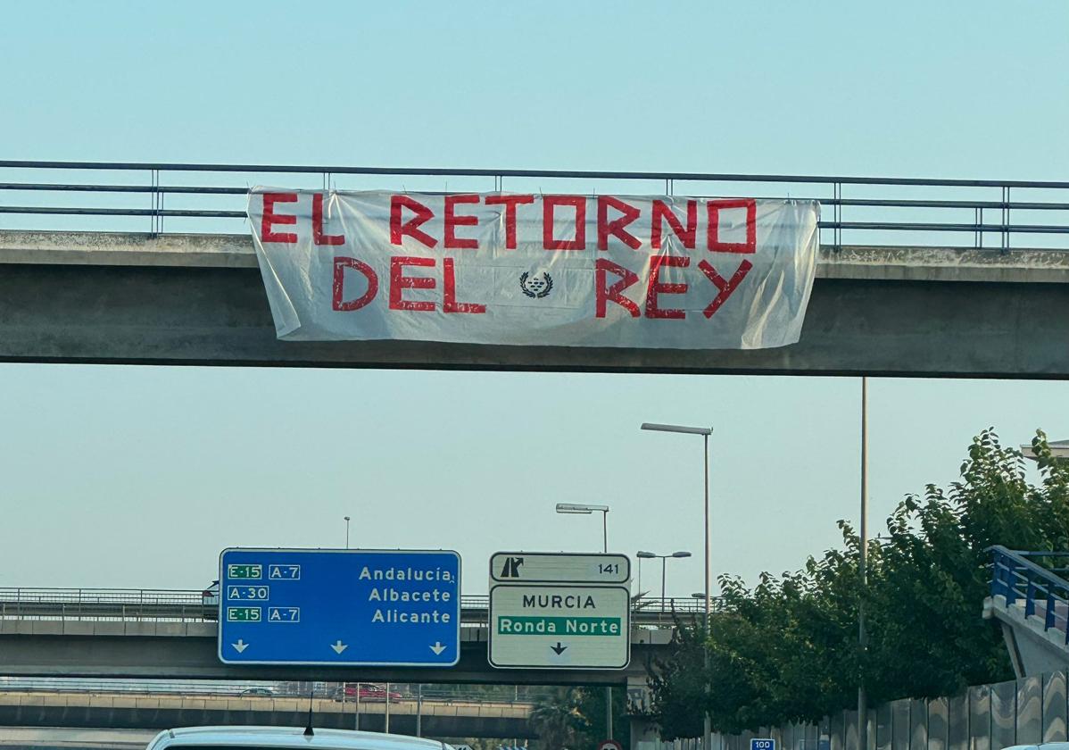 Pancarta de apoyo al Real Murcia en un puente de la autovía A-30, a la altura de la salida de Ronda Norte.