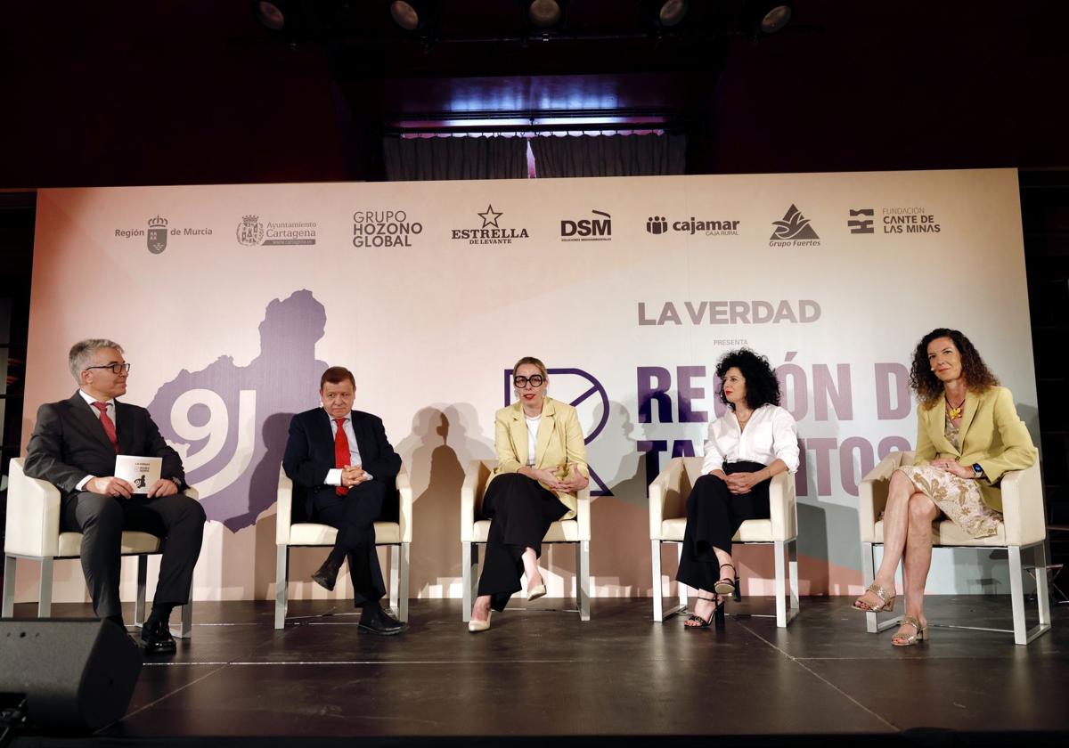 El periodista de LA VERDAD Gregorio Mármol; el jefe de Cirugía General de La Arrixaca, Pablo Ramírez; Noelia Ibáñez, jefa de Atención al Visitante del Museo del Prado; la artista plástica Sonia Navarro; y la experta en inteligencia artificial de Microsoft, Elena González-Blanco.