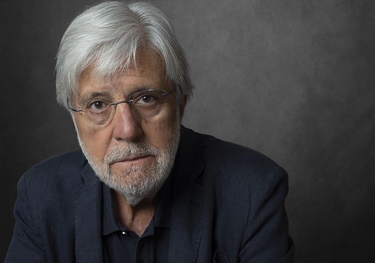 Incansable a sus 76 años. Eloy Sánchez Rosillo (Murcia, 1948) posa para la cámara de Juan Ballester con motivo de su nueva publicación en la editorial Tusquets, 'Venir desde tan lejos'.