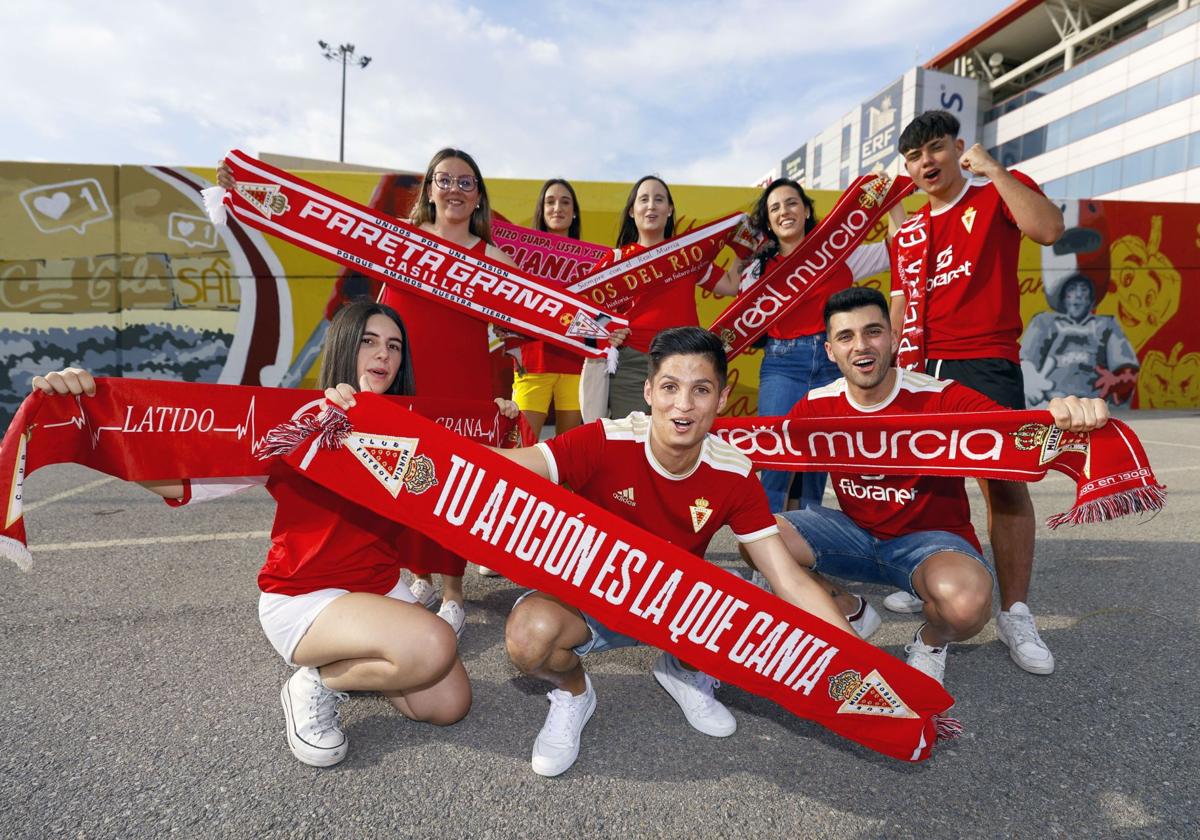 Aficionados del Real Murcia junto al estadio Enrique Roca.