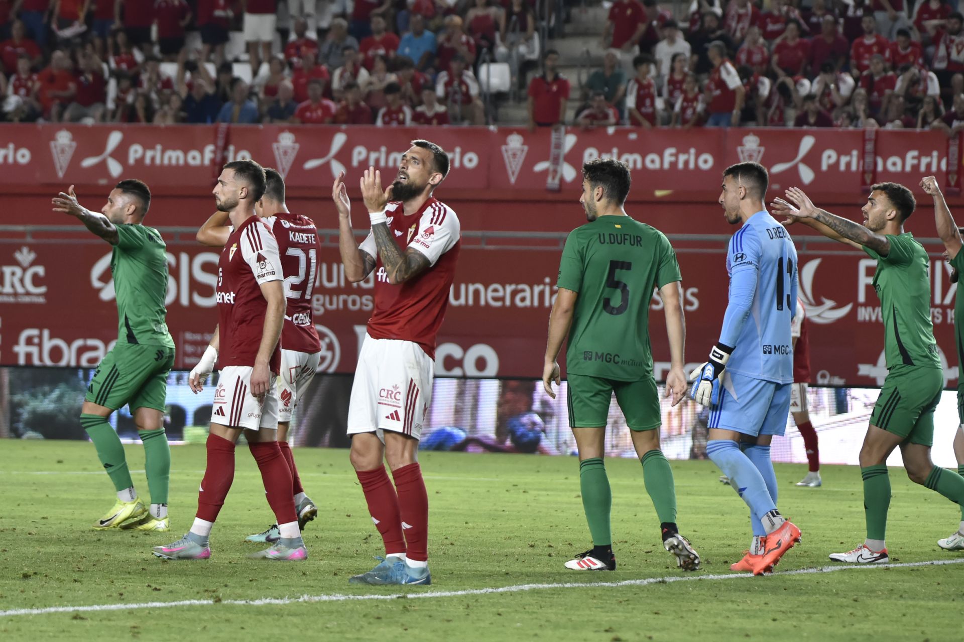 La derrota del Real Murcia frente al Nàstic, en imágenes