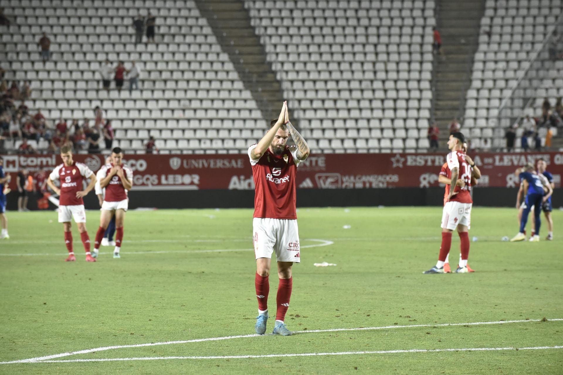 La derrota del Real Murcia frente al Nàstic, en imágenes