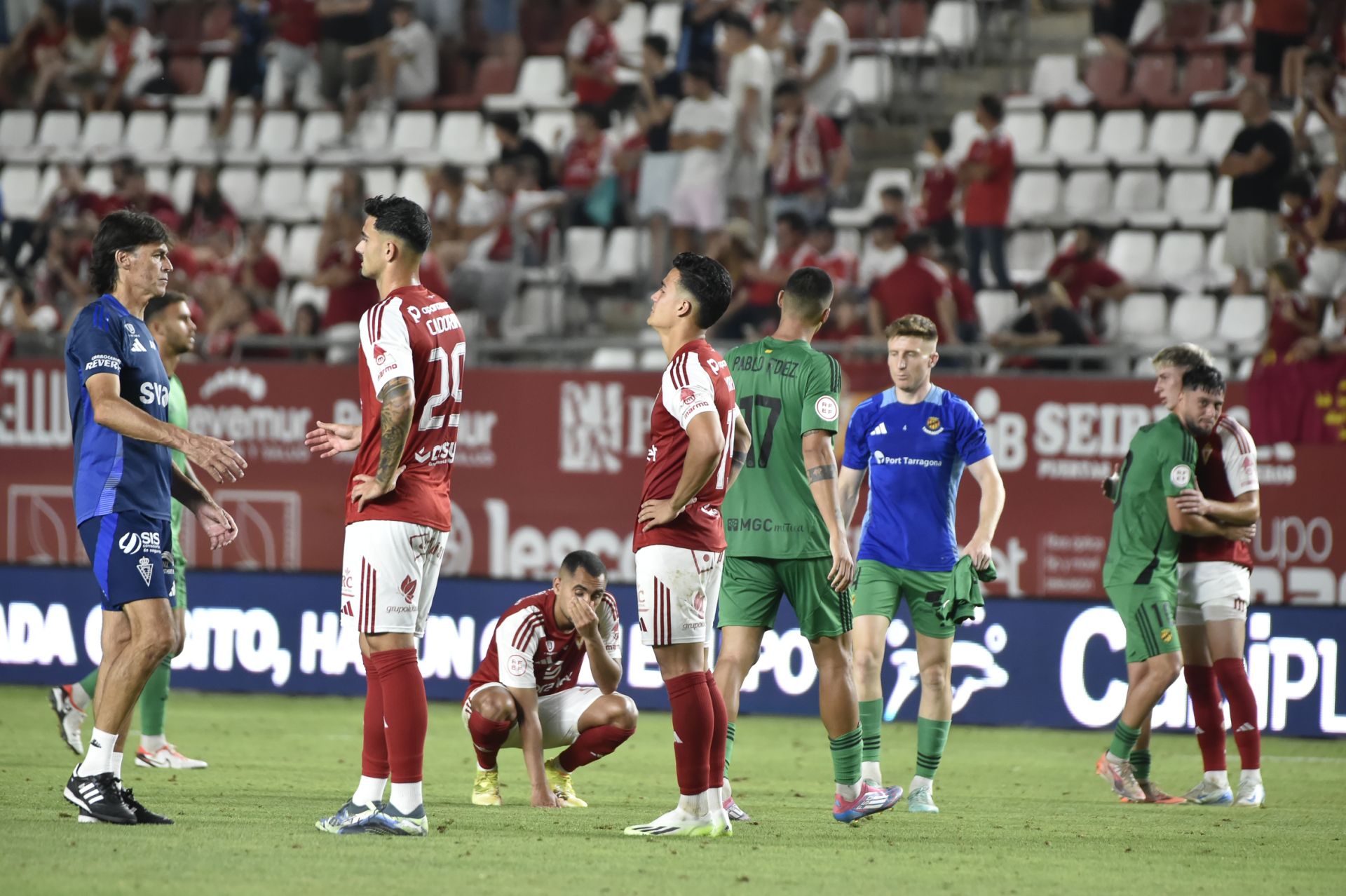 La derrota del Real Murcia frente al Nàstic, en imágenes
