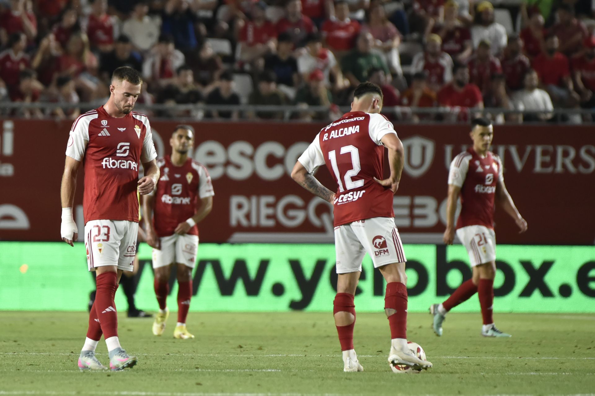 La derrota del Real Murcia frente al Nàstic, en imágenes
