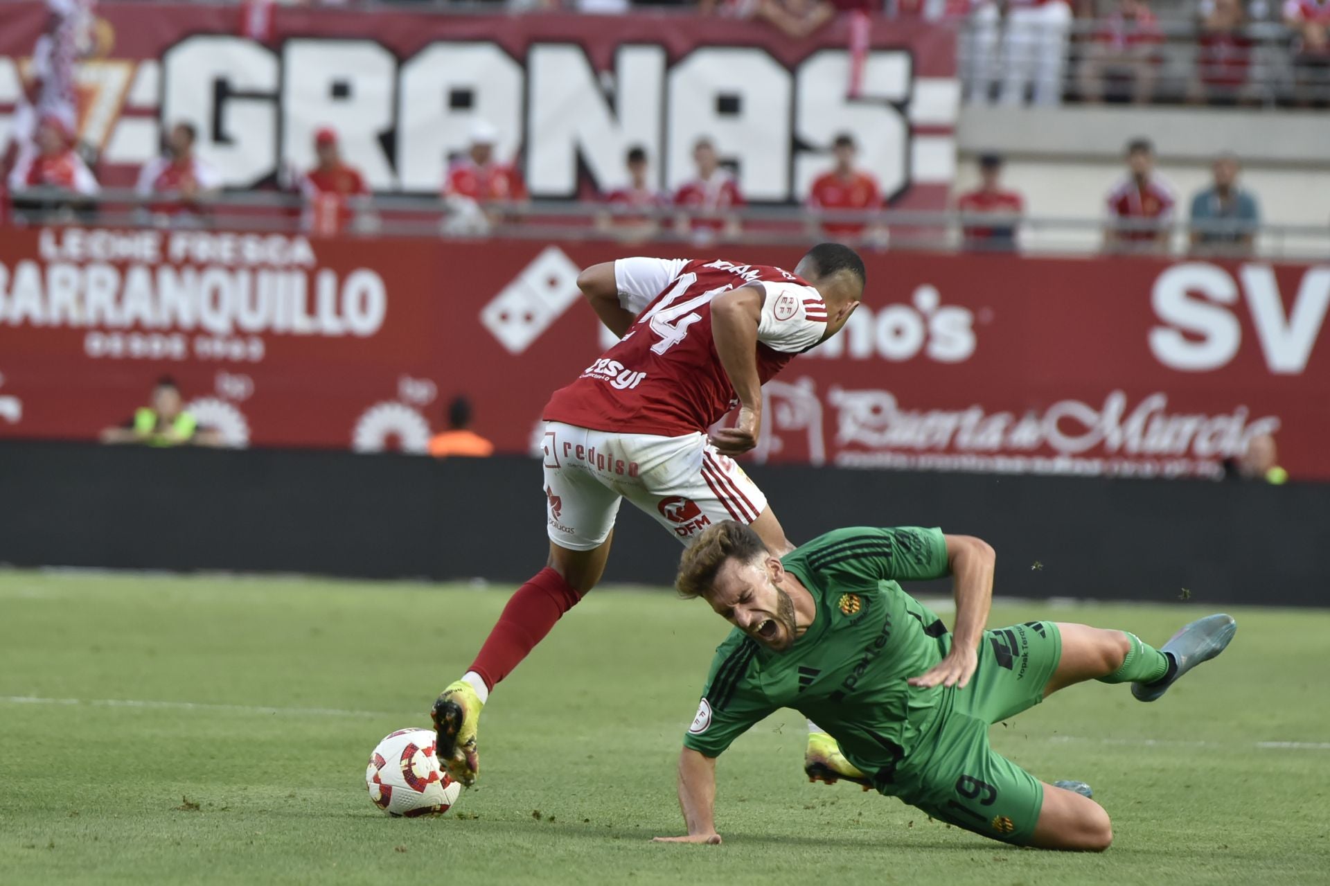 La derrota del Real Murcia frente al Nàstic, en imágenes