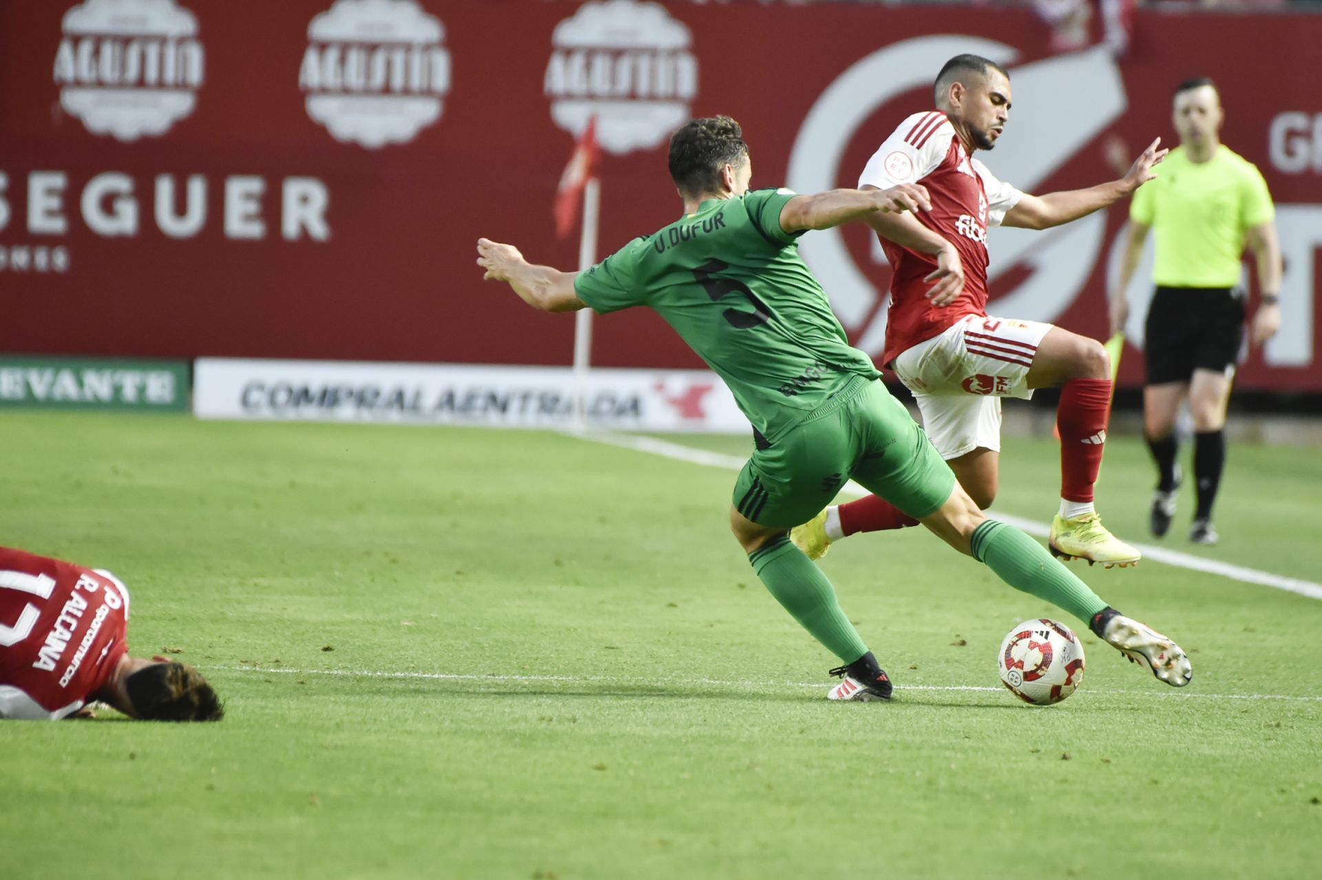 La derrota del Real Murcia frente al Nàstic, en imágenes