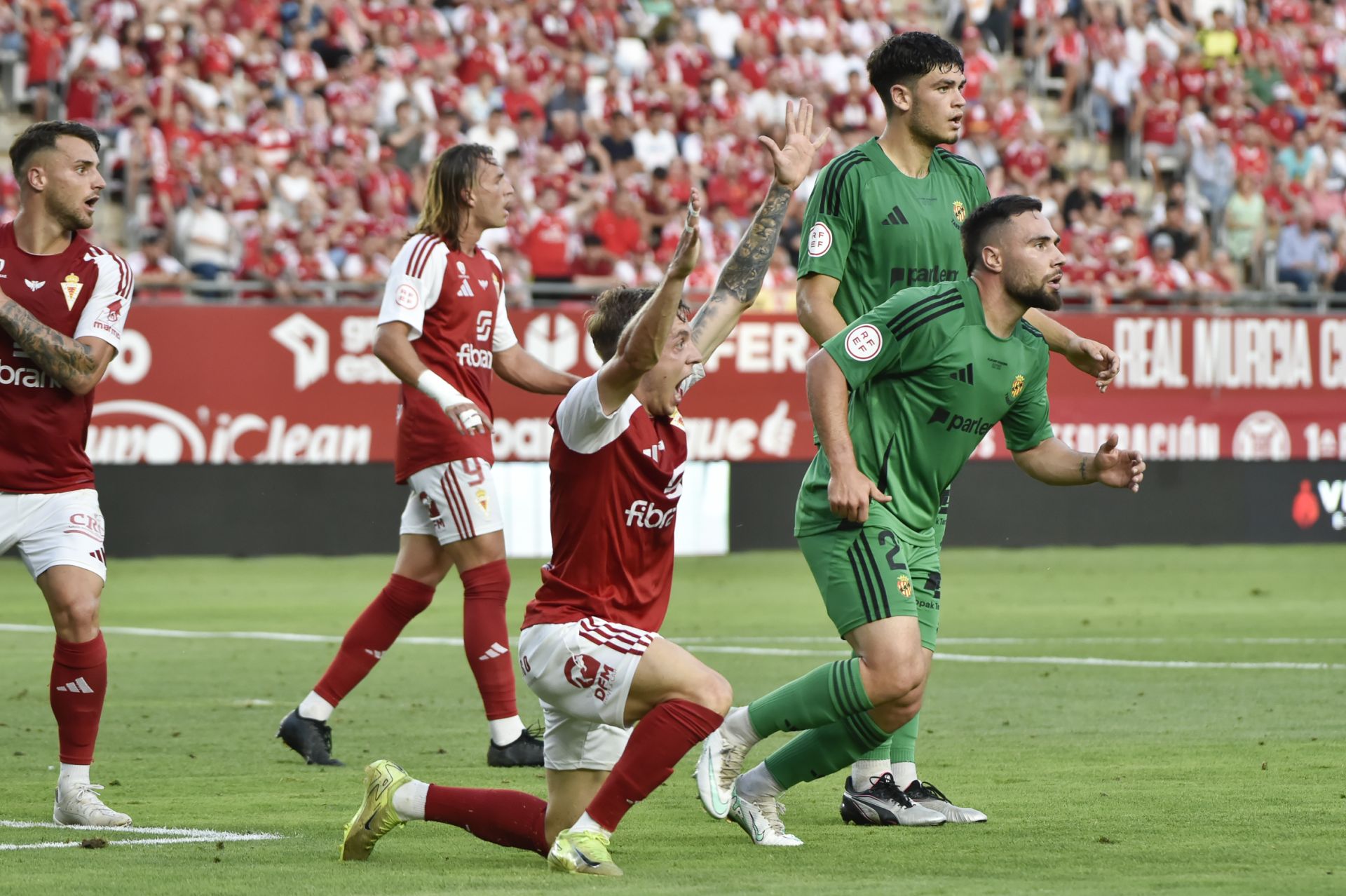 La derrota del Real Murcia frente al Nàstic, en imágenes