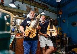 Pedro Gómez y Pedro Medina, con sendas zanfonas entre las manos.