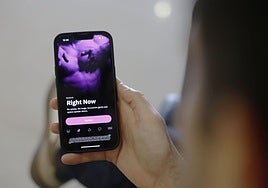 Un hombre mira una aplicación de contactos homosexuales, en una foto de archivo.