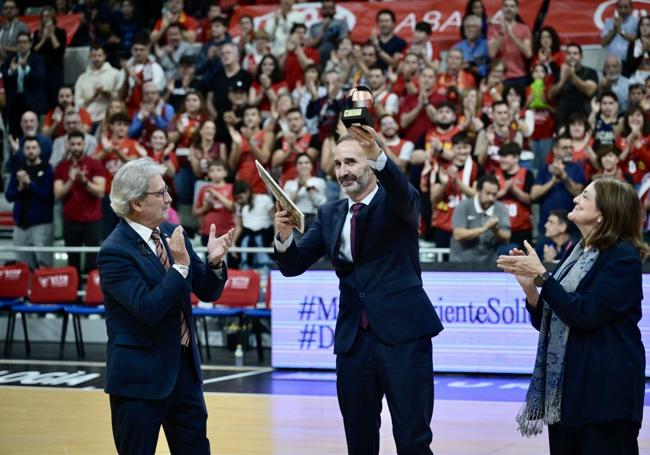 Premio a mejor entrenador de la temporada 2023-24.