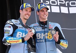 Fermín Aldeguer (d.), con la medalla de bronce tras la carrera al sprint del Gran Premio de Aragón.