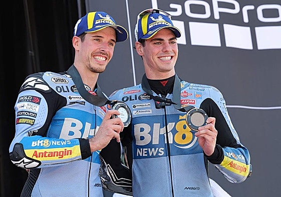 Fermín Aldeguer (d.), con la medalla de bronce tras la carrera al sprint del Gran Premio de Aragón.