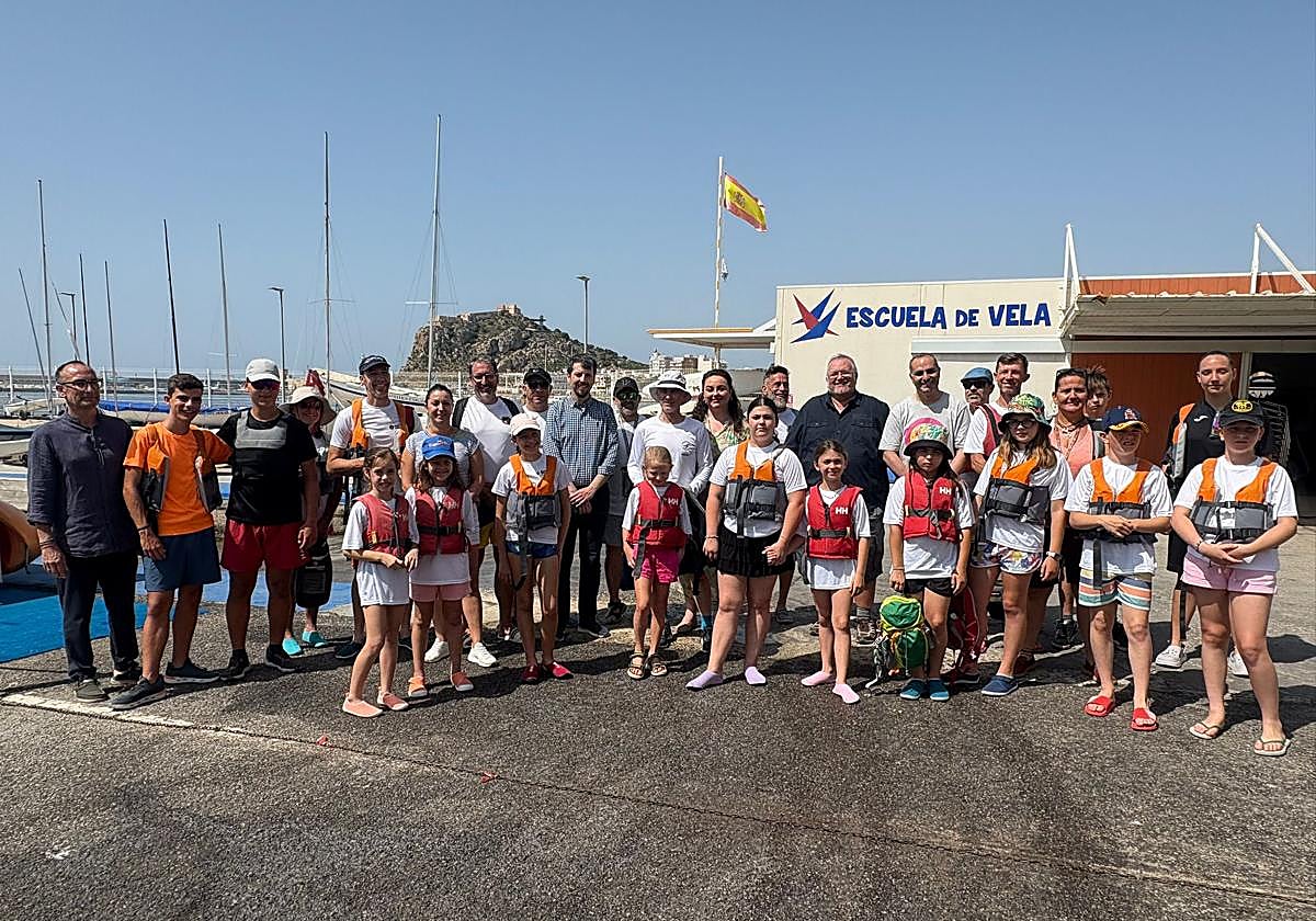 Voluntarios, este sábado, durante la jornada de recogida de 'basuraleza' en Águilas.