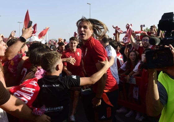 Pedro Benito entra al estadio rodeado por una marea de aficionados granas.