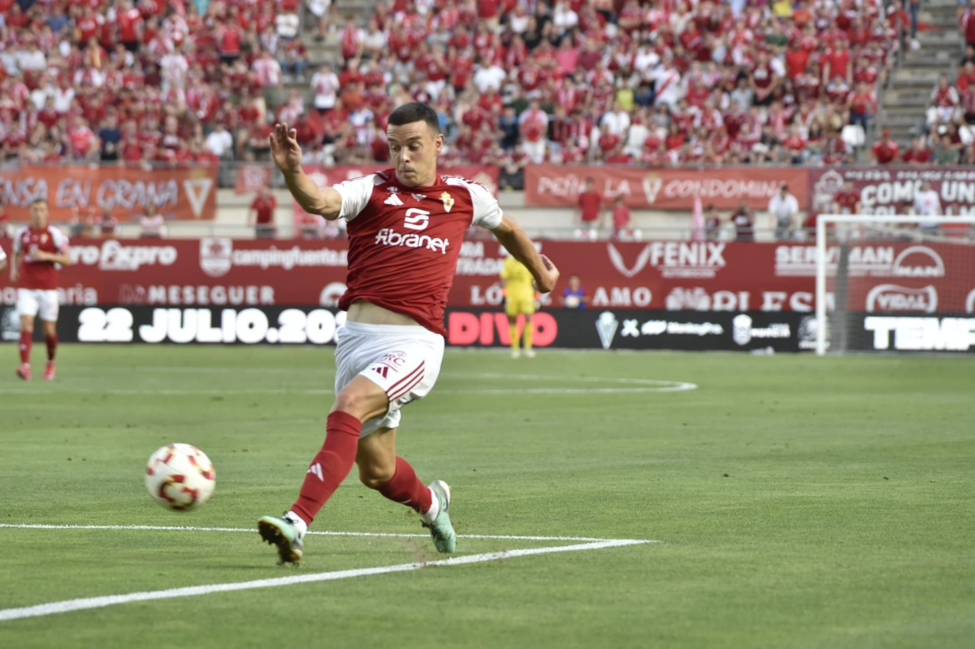 Kike Cadete chuta a puerta en el partido contra el Nàstic.