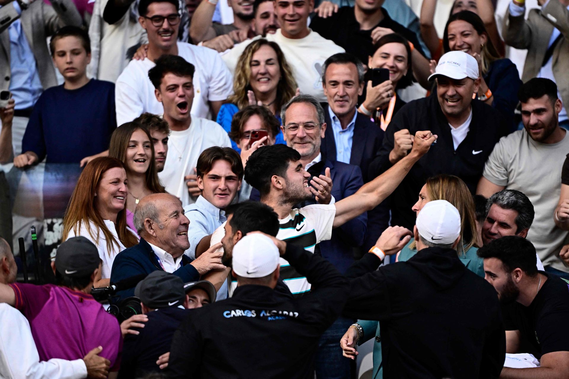 La celebración de Carlos Alcaraz tras ganar Roland Garros, en imágenes
