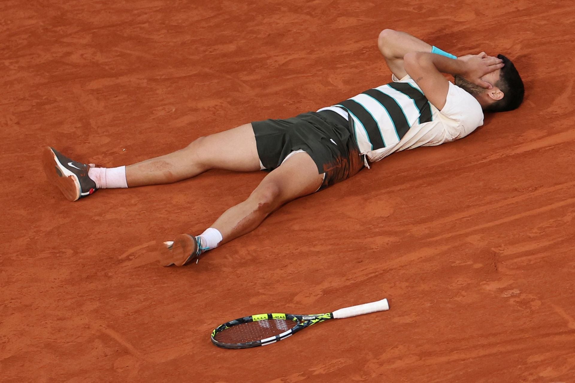 La celebración de Carlos Alcaraz tras ganar Roland Garros, en imágenes