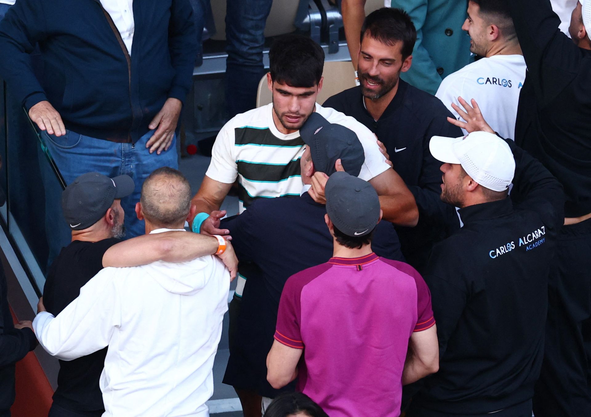La celebración de Carlos Alcaraz tras ganar Roland Garros, en imágenes