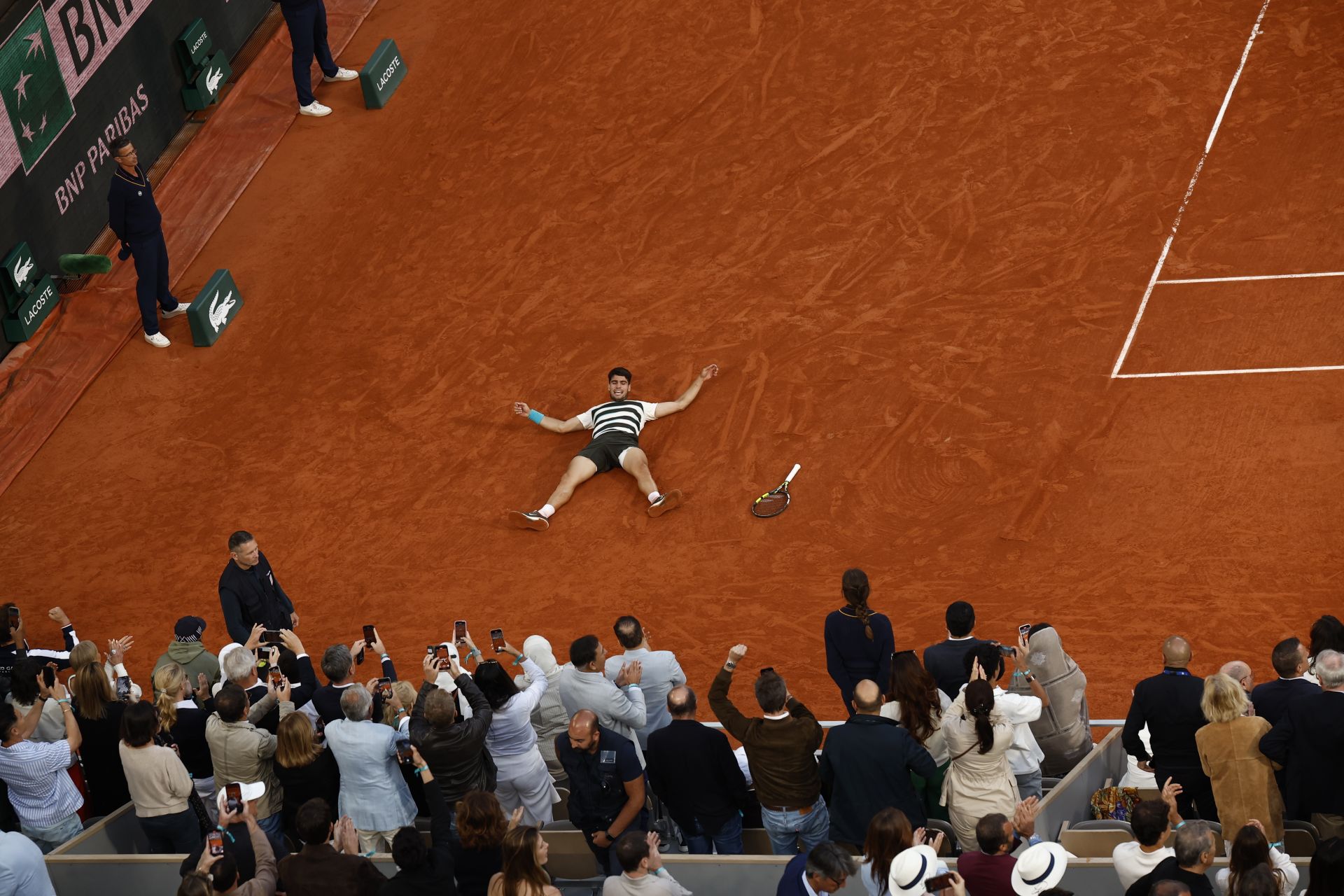 La celebración de Carlos Alcaraz tras ganar Roland Garros, en imágenes