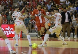 Linhares trata de zafarse de dos jugadores de ElPozo en el partido de este domingo.