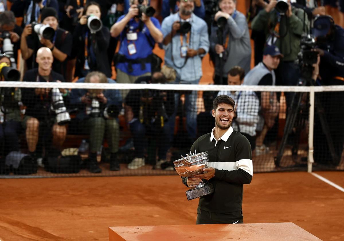 La celebración de Carlos Alcaraz tras ganar Roland Garros, en imágenes