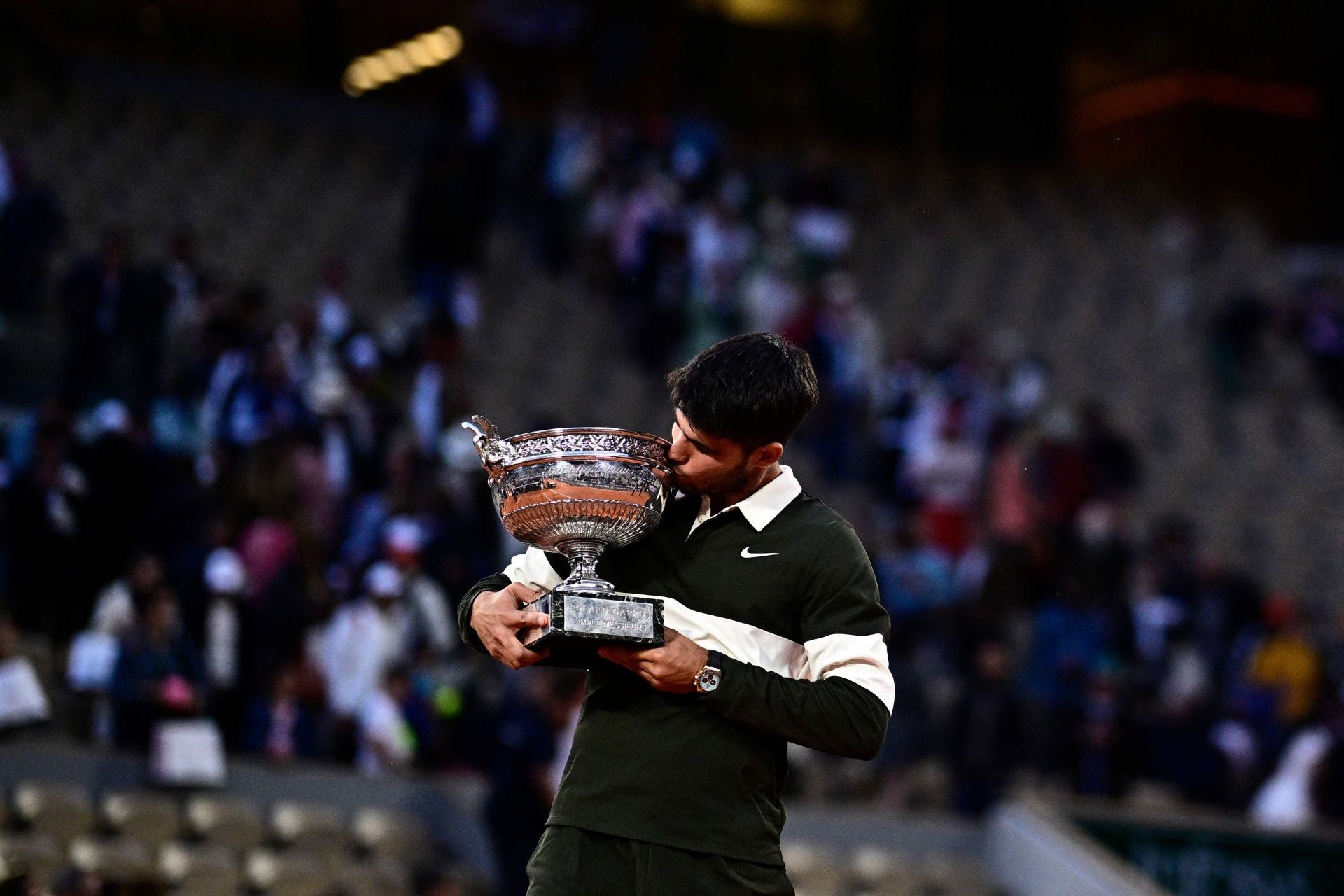La celebración de Carlos Alcaraz tras ganar Roland Garros, en imágenes