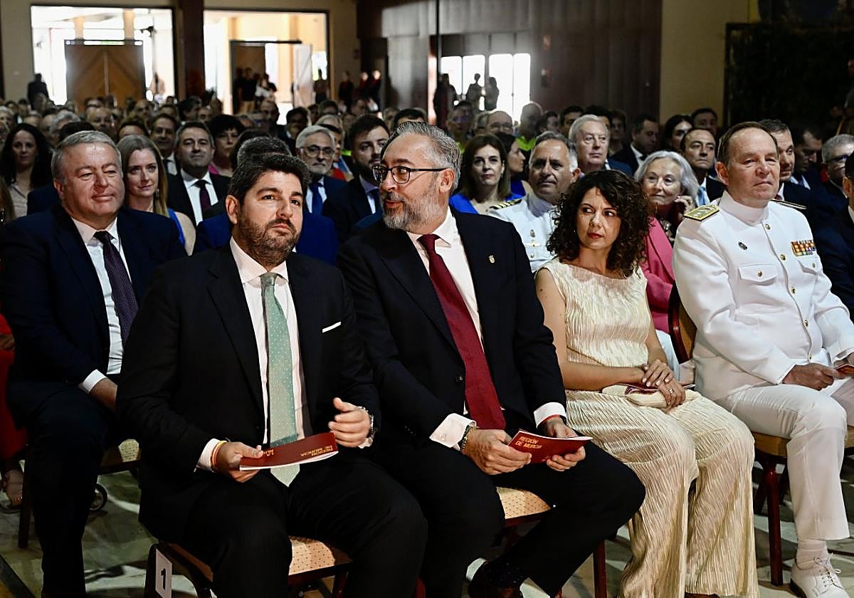 López Miras y Víctor Martínez, en el acto institucional del pasado año, celebrado en Santomera.