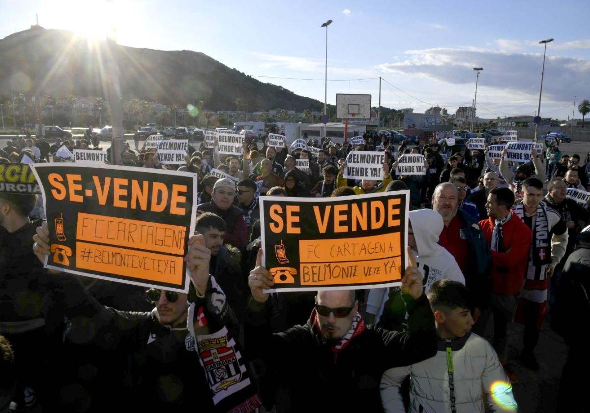 Protesta de aficionados, abonados y peñistas del Efesé a las puertas del estadio Cartagonova, en febrero, antes del partido contra el Córdoba.