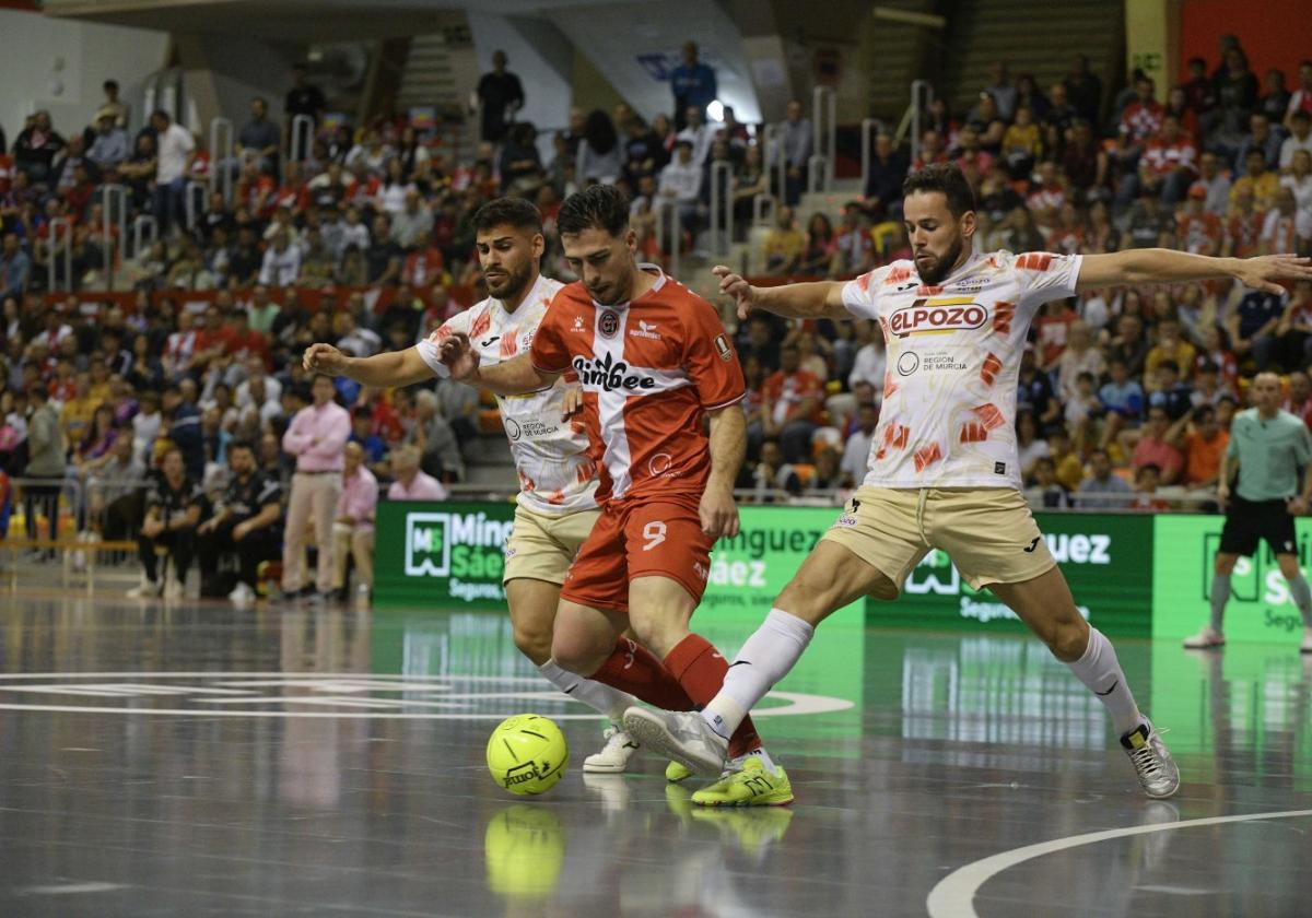 Marlon y Esteban, de ElPozo, presionan a Pablo Ramírez, del Jimbee, en un derbi liguero disputado en el Palacio de los Deportes de Cartagena.