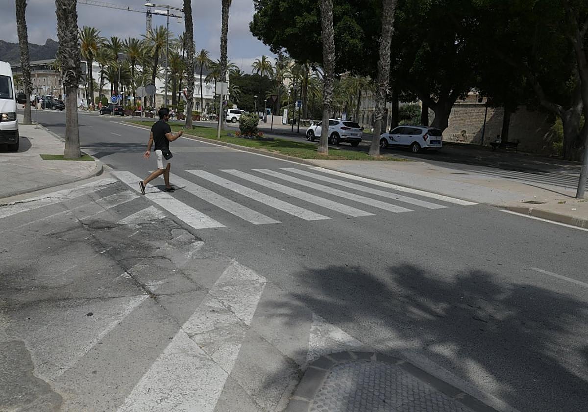 El proyecto contempla desplazar el paso de peatones junto al entrada al parking y habilitar una zona de carga y descarga.