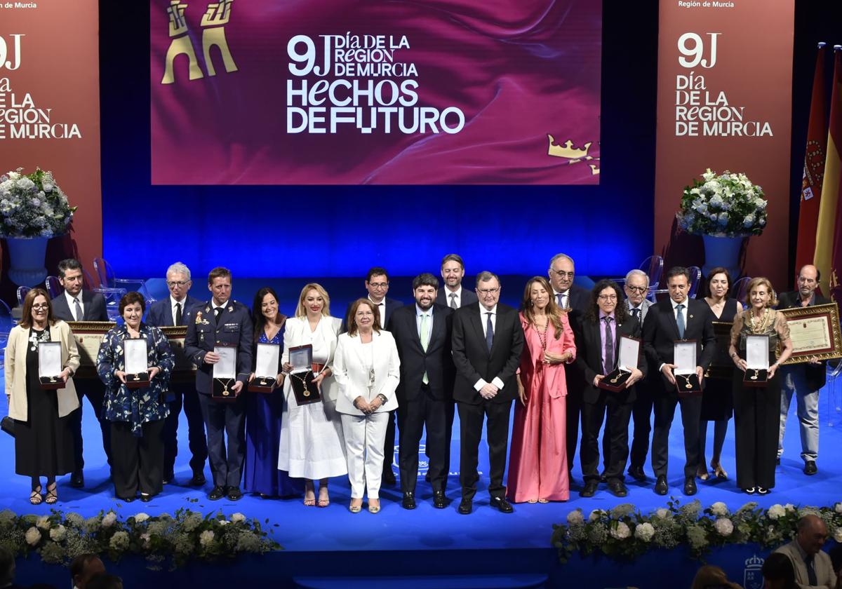 Los galardonados, este lunes en el Teatro Romea, en el acto por el Día de la Región