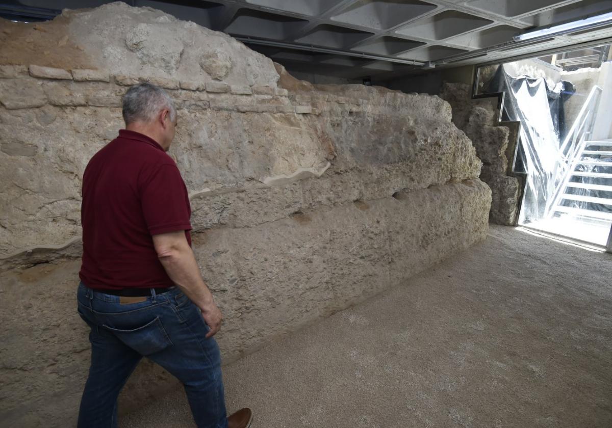 Parte del lienzo de la muralla, con las saeteras, y, al fondo a la derecha, las escaleras que forman parte del nuevo acceso al recinto.