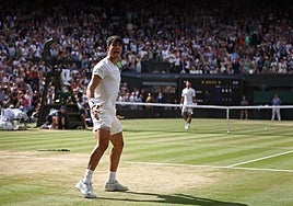 Carlos Alcaraz celebra el triunfo ante Djokovic, el año pasado, que supuso su segundo Wimbledon.