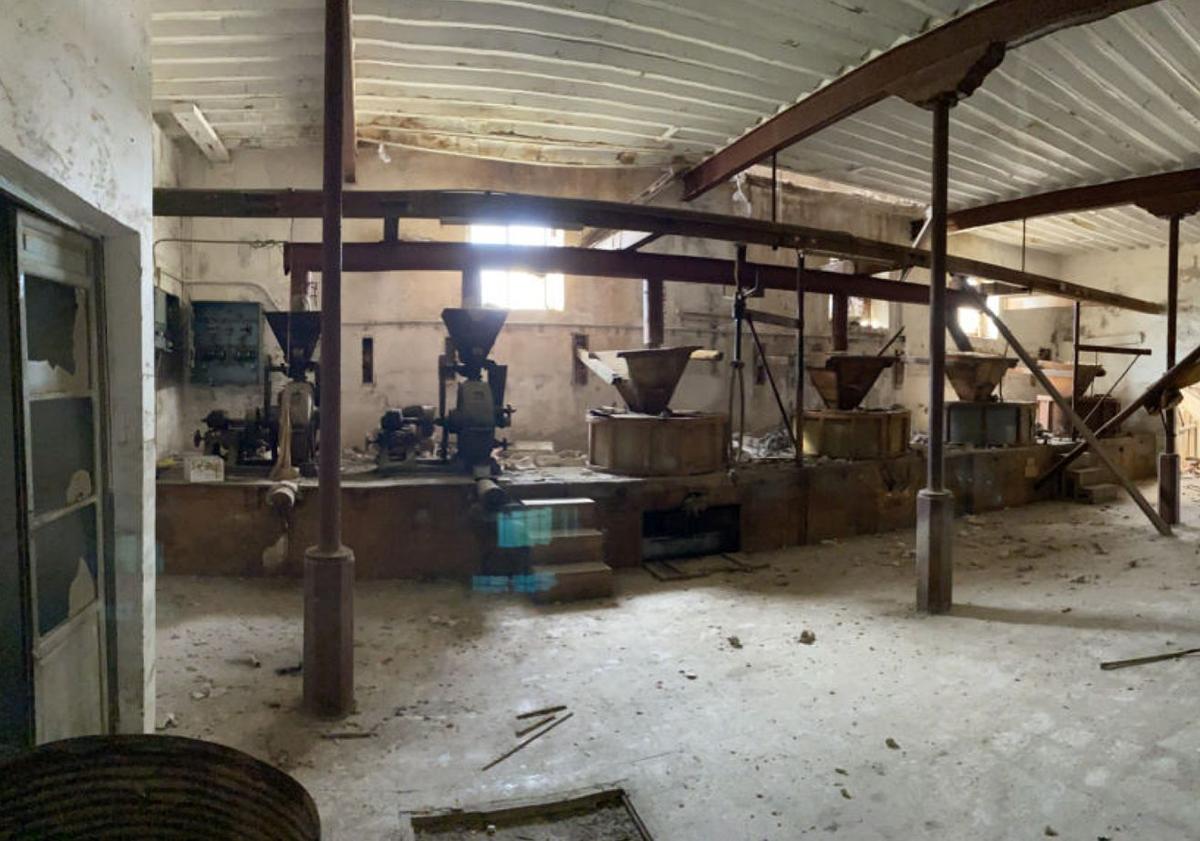 Imagen principal - 1. Sala de molienda, con las dos piedras 'eléctricas' y las cuatro 'hidráulicas'. 2. Tramo recuperado de la acequia Churra la Vieja a su paso por el complejo. 3. Bote de pimentón de 'Los Dos Caballos'.