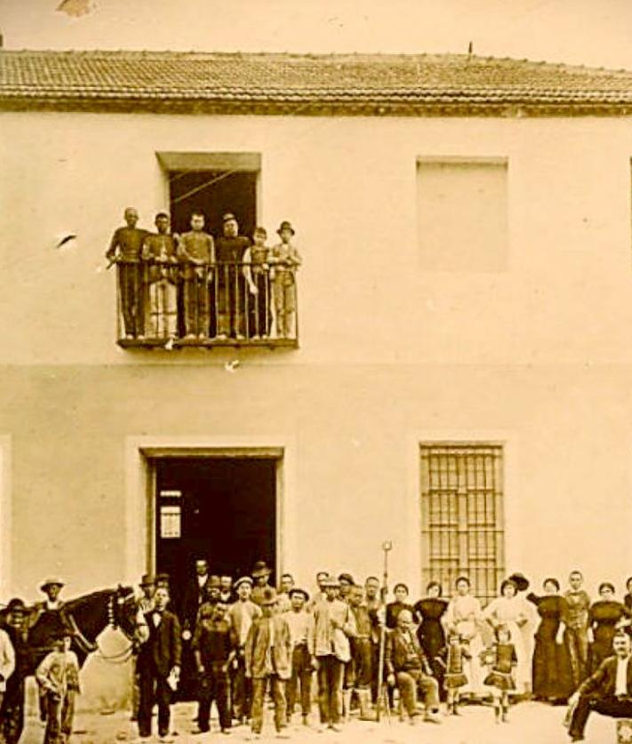 Imagen secundaria 2 - 1. Partidor, a cielo abierto, con el que se regulaba el caudal de agua. 2. Fachada principal del casal del molino, en 1912, con sus trabajadores.