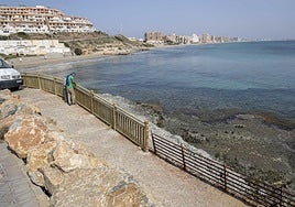 Operarios trabajaban la pasada semana en sustituir las barandillas oxidadas por las nuevas de madera.