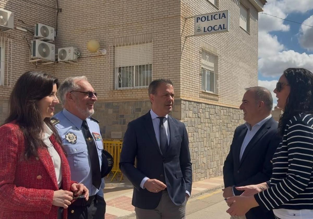 El consejero Ortuño y el director general Abril, durante una visita a Fuente Álamo.