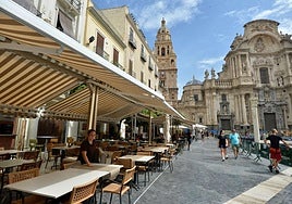Terrazas en la Plaza del Cardenal Belluga de Murcia en una imagen de archivo.