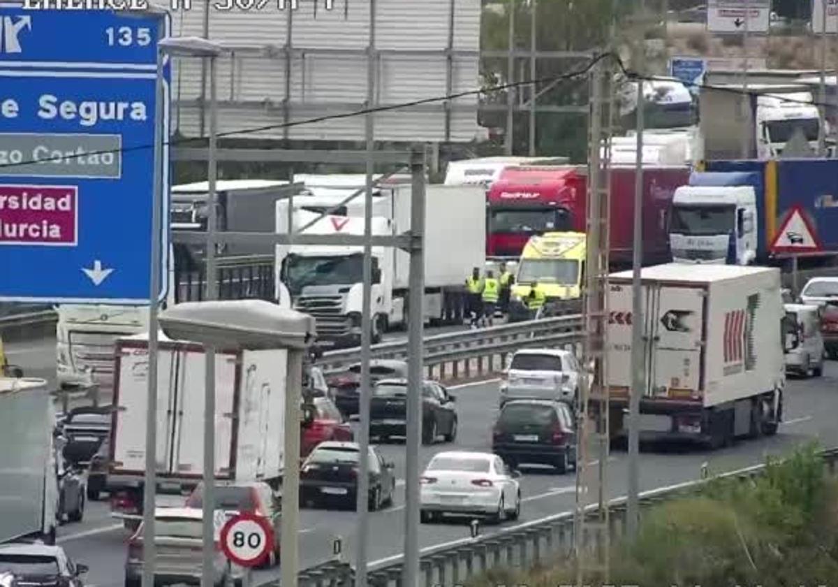 Imagen del camión accidentado en el nudo de Espinardo.