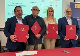 Un momento de la firma de los dos convenios.